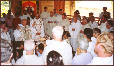 Bishop Tomás Balduino leads the assembly in the Eucharistic Prayer